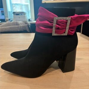Betsey Johnson Suede Millburn black and Fuchsia ankle block heel size 8.5